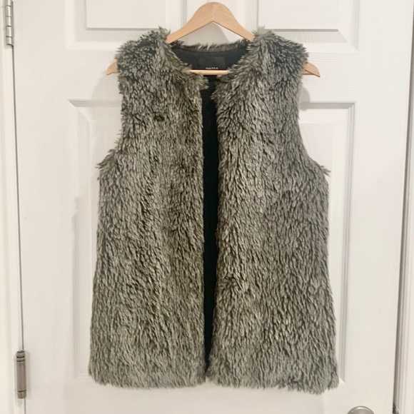 Aritzia Talula Faux Fur Vest Jacket - Picture 4 of 16